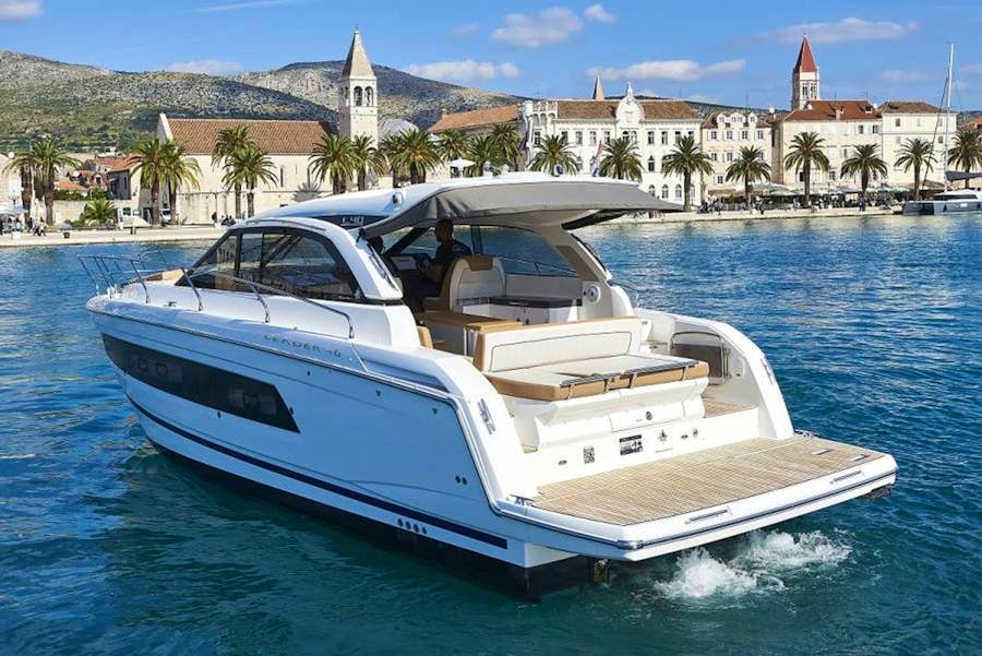 Leader 40 executive motor yacht for private excursion Dubrovnik to Hvar